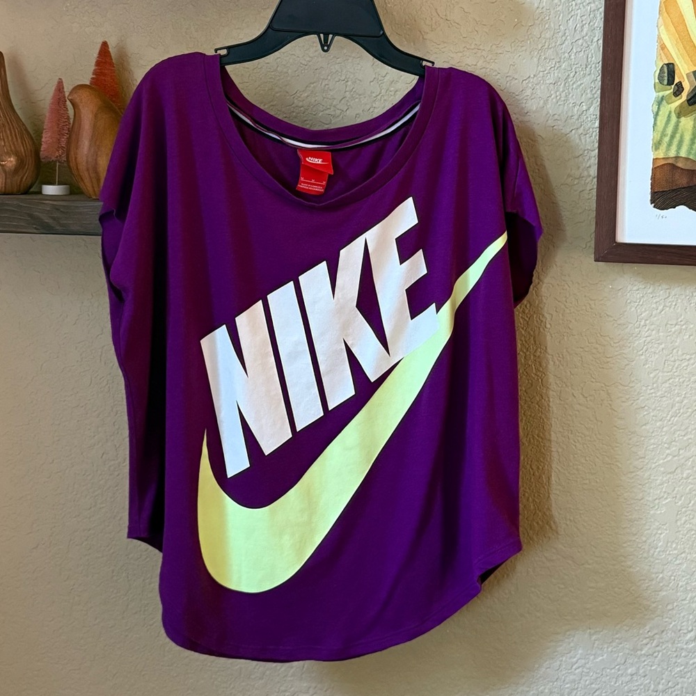 Nike Women’s Logo Swoosh Muscle Tee, Medium